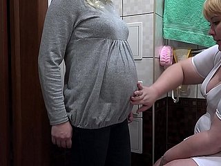 Uma enfermeira faz para um Milf enema leitoso grávida na buceta peluda e massagens sua vagina. Procedimentos terminar inesperadamente not any orgasmo. lésbicas fetiche.