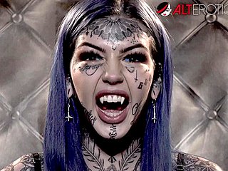 HO HUNTERS - Tattooed ghost Amber Luke wants to charge from
