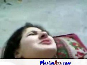 Große Brüste Amateur Arab Teen ruft ihre rasierte Muschi gefickt und Jizzed