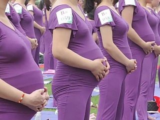 Azjatyckich kobiet w ciąży robi joga (nie porno)