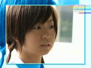 Glum japonais étudiant poussin hitomi kitamura dans son maillot de bain serré