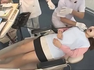Homem invisível do EP-02 japonês na clínica odontológica, paciente acariciado e fodido, ato 02 de 02