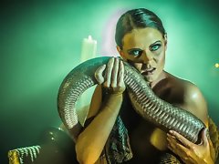 Naga Chloe Lee z wężem