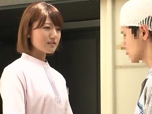 buena enfermera japonesa ayuda a su paciente necesitado