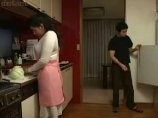 キッチン楽しい日本のママと息子
