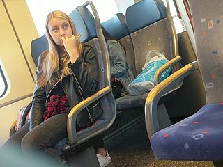 Meisje op trein geschokt door dikke bult
